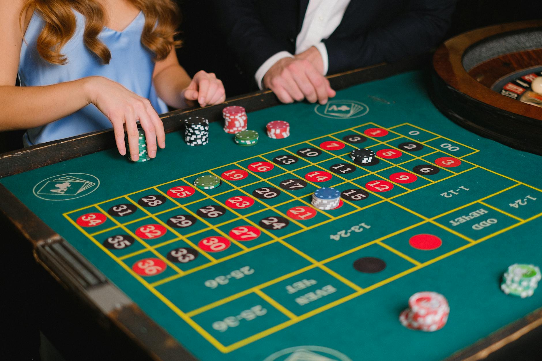 Người chơi theo dõi mức cược và quản lý vốn khi chơi roulette