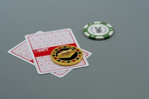 Ba lá bài được mở trong một ván bài cào