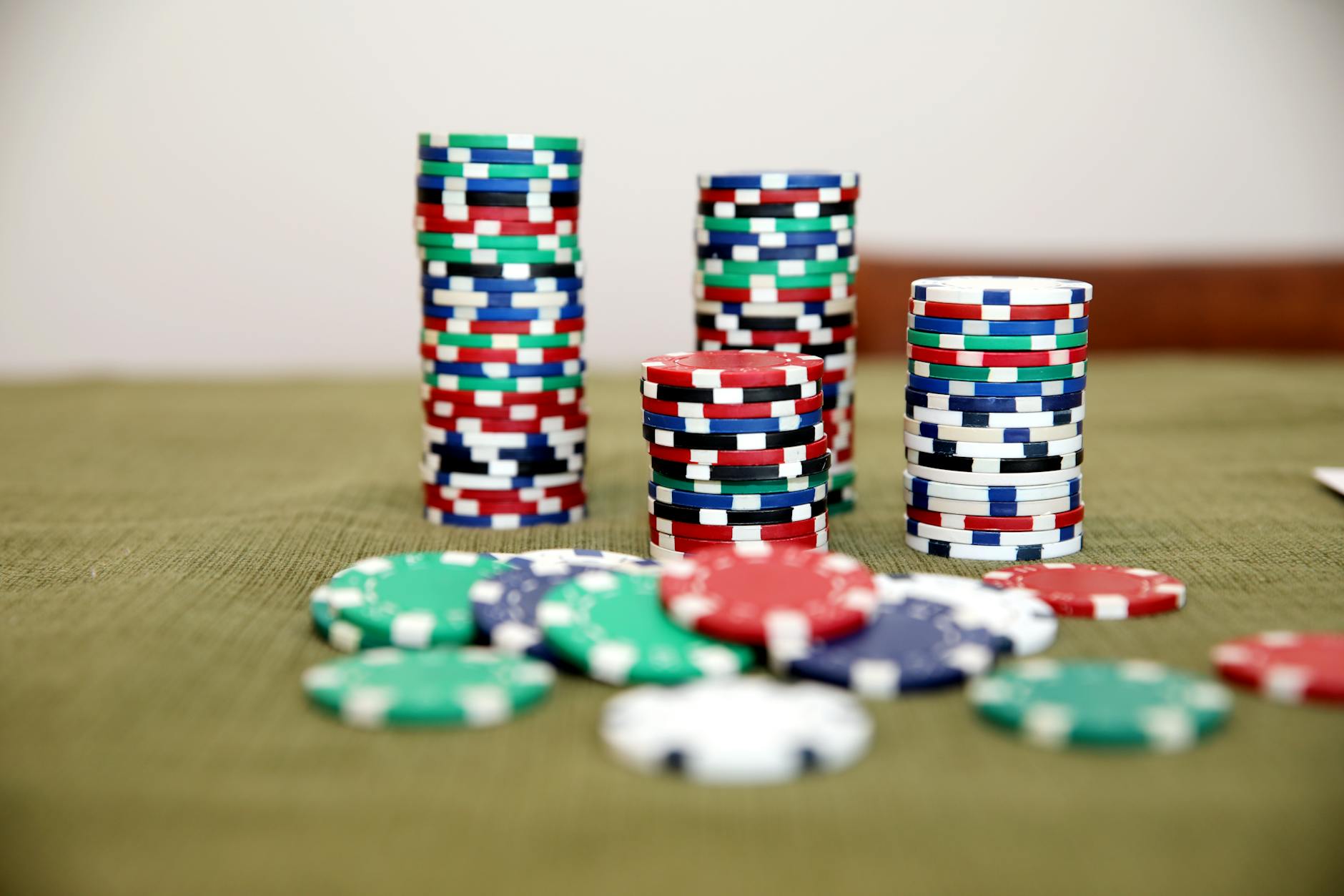 Cận cảnh chip cược và người chơi đang cân nhắc quyết định trong một hand poker