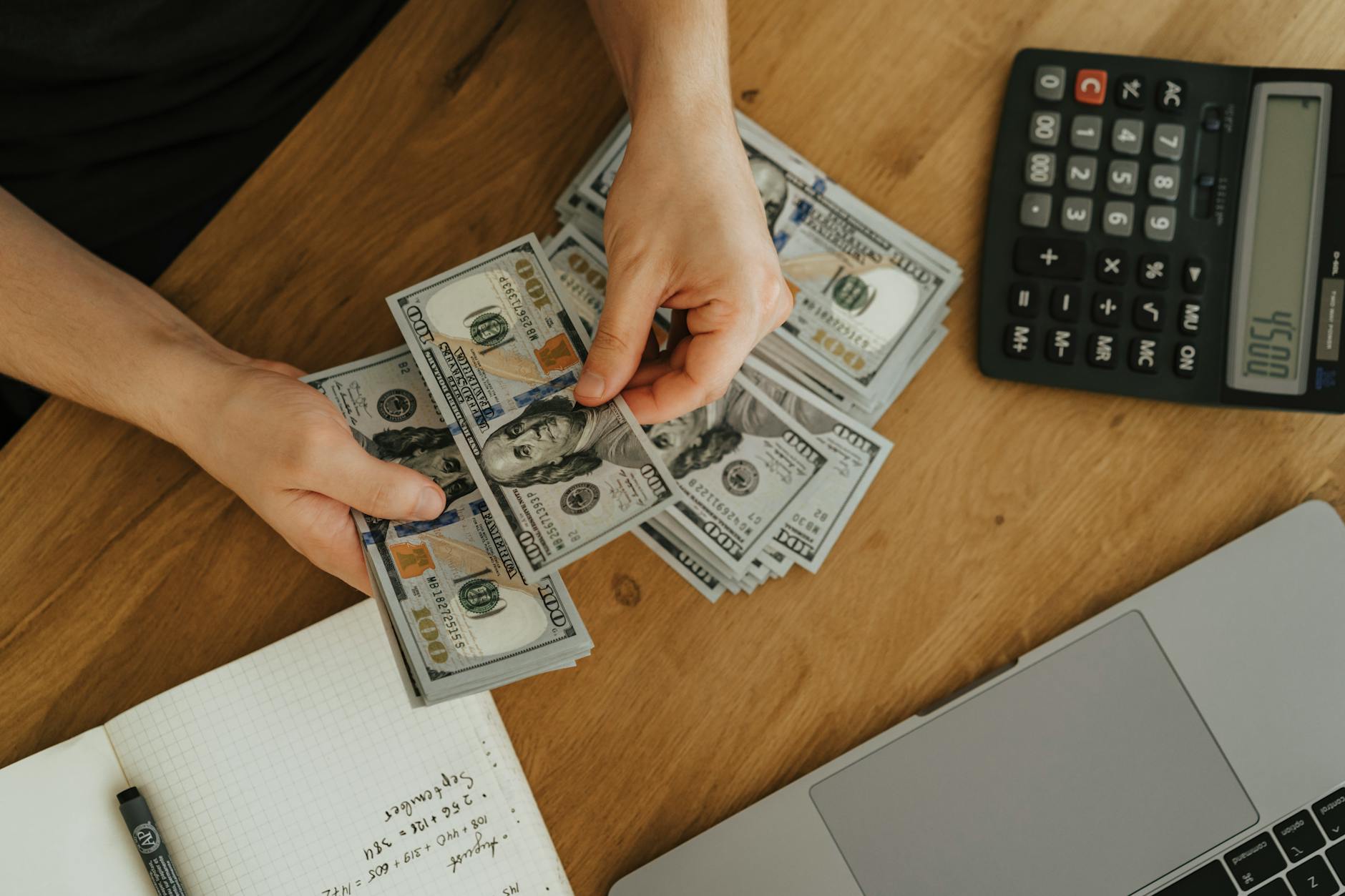 Bảng tính quản lý bankroll khi cược e-sport trên laptop