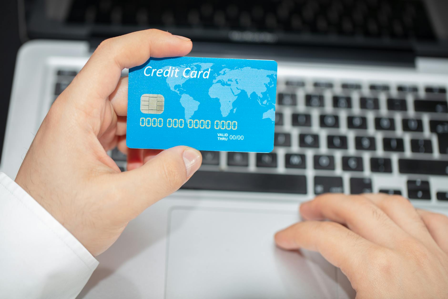 Bàn chơi tiến lên online hiển thị rõ ràng trên cả máy tính và điện thoại