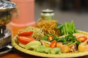 Cận cảnh hai chiến kê trước trận đấu để quan sát thể lực và dáng đứng