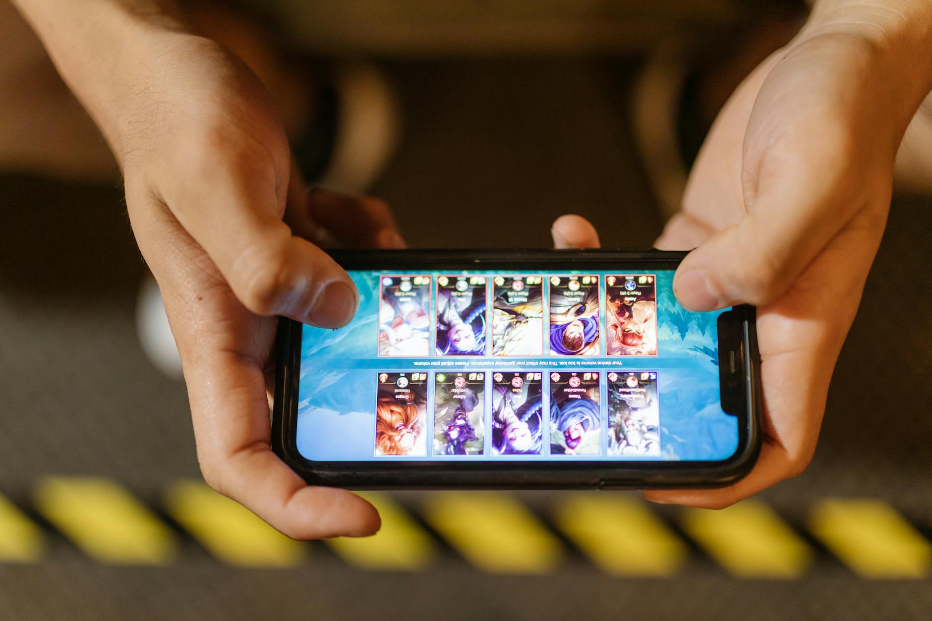 Người dùng thao tác đặt cược game số trên smartphone