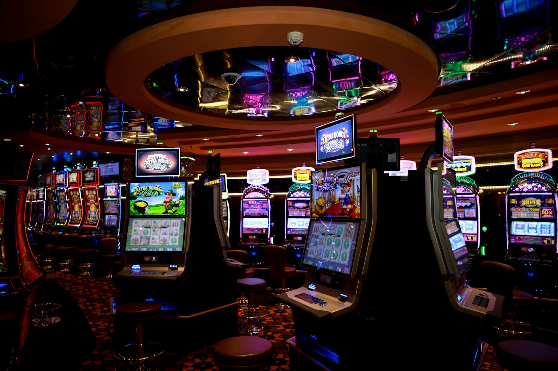 Hình cận cảnh máy slot minh họa RTP và độ biến động khi chọn game săn hũ