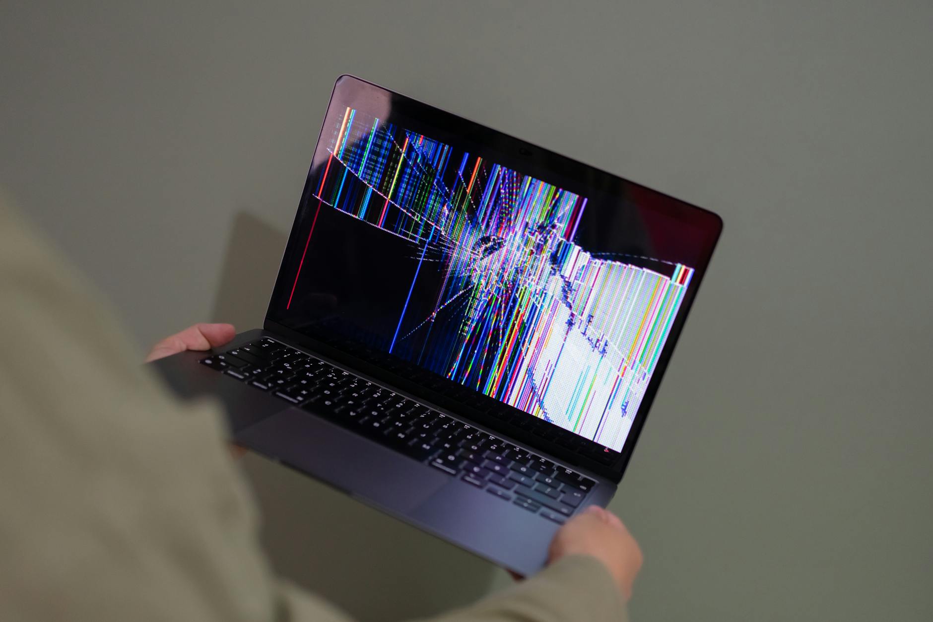 Màn hình laptop đang phát video trực tiếp với khung hình ổn định