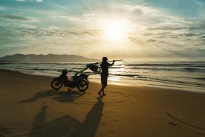 Người dùng mở phần hồ sơ tài khoản trên điện thoại để kiểm tra thông tin cá nhân
