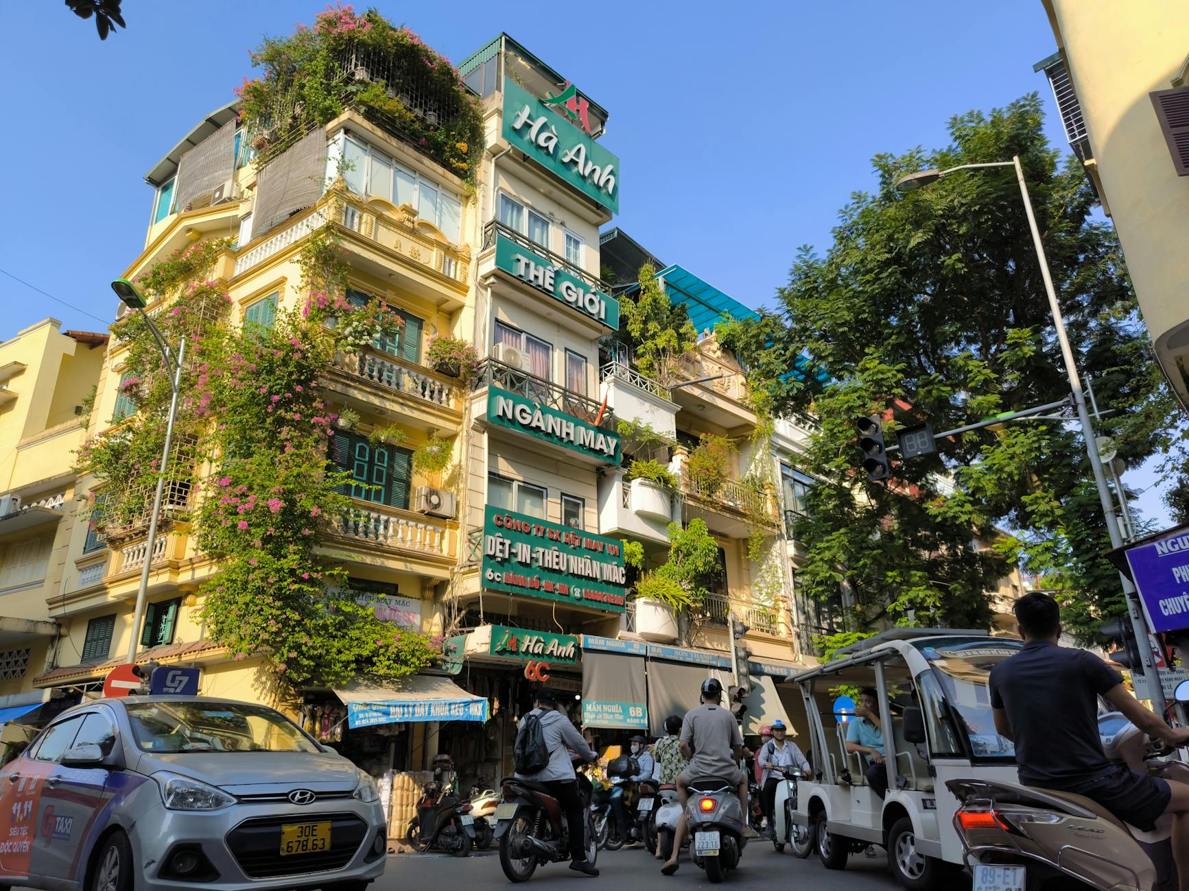 Tài khoản ngân hàng và điện thoại dùng để xác nhận rút tiền