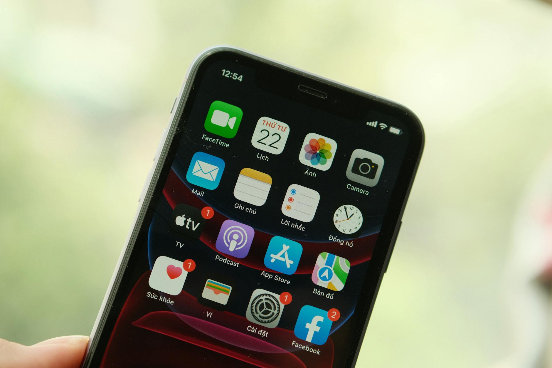 Người dùng mở một trang web trên iPhone bằng Safari với thao tác mượt mà